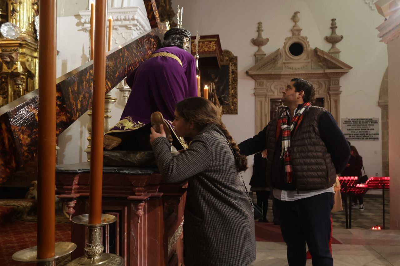 Sí hubo besapies, como recoge esta imagen del Señor en el altar mayor.     CANDELA NUÑEZ