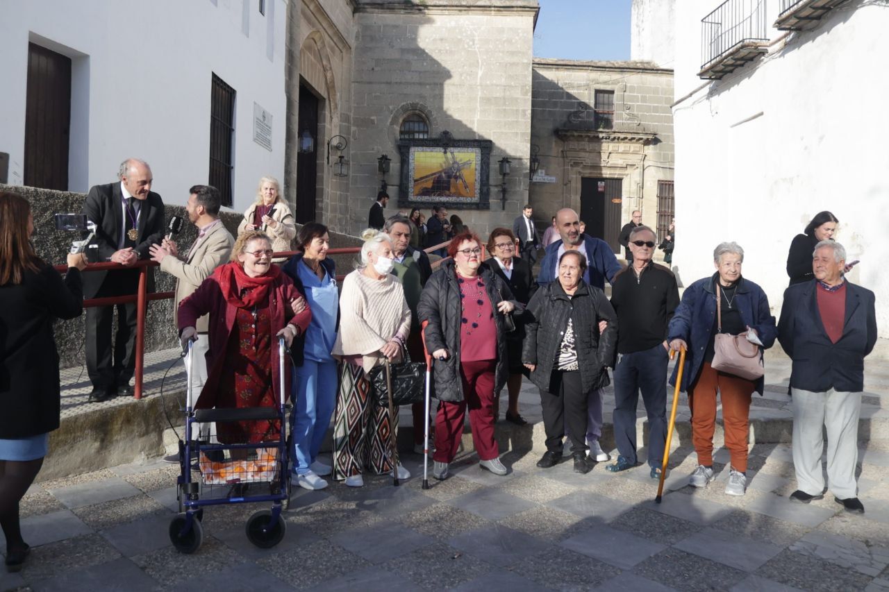 Los mayores posando en el acceso al templo tras visitar a la imagen.     CANDELA NÚMEZ