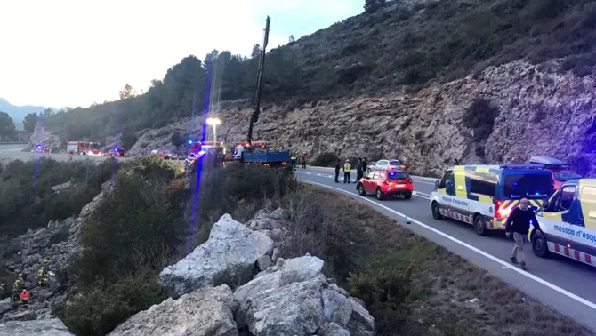 Los Mossos d'Esquadra recibieron el aviso del accidente, en el que han muerto tres menores, pocos minutos antes de las cuatro de la tarde (CCMA).