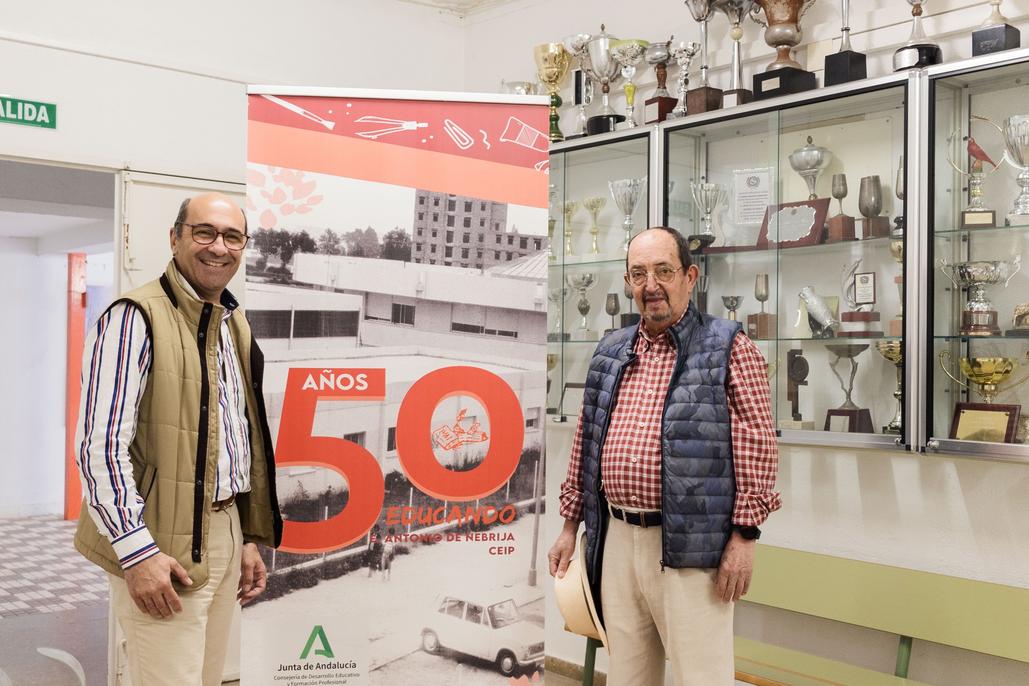 Pepe Crespo (izquierda) y Mariano Cano (derecha), director y exprofesor del CEIP Antonio de Nebrija de Jerez.