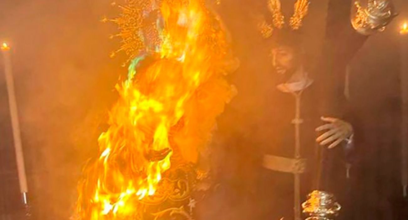 La Virgen de los Desconsuelos de Chiclana, entre llamas.