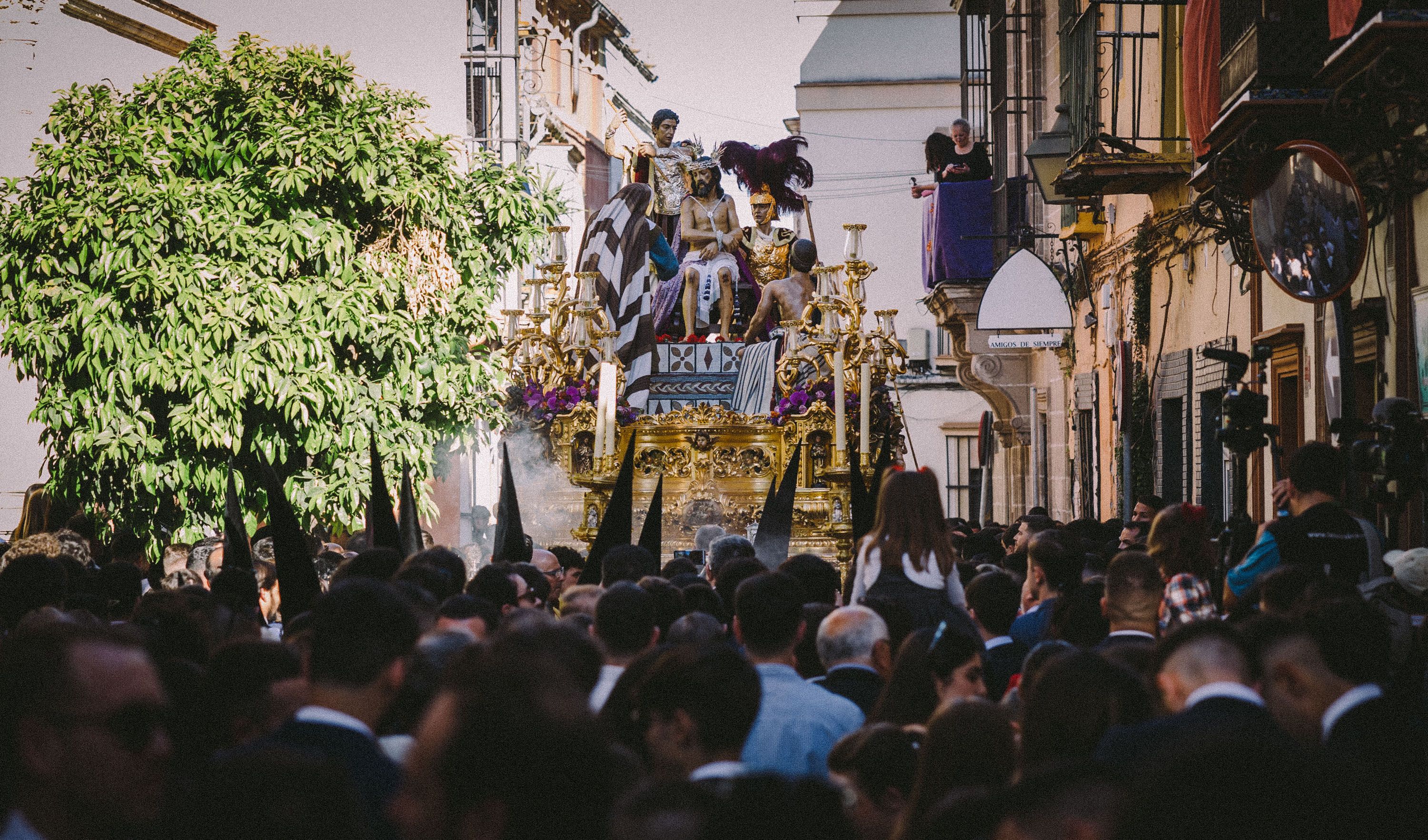 El misterio de la Hermandad de la Coronación por San Pedro.