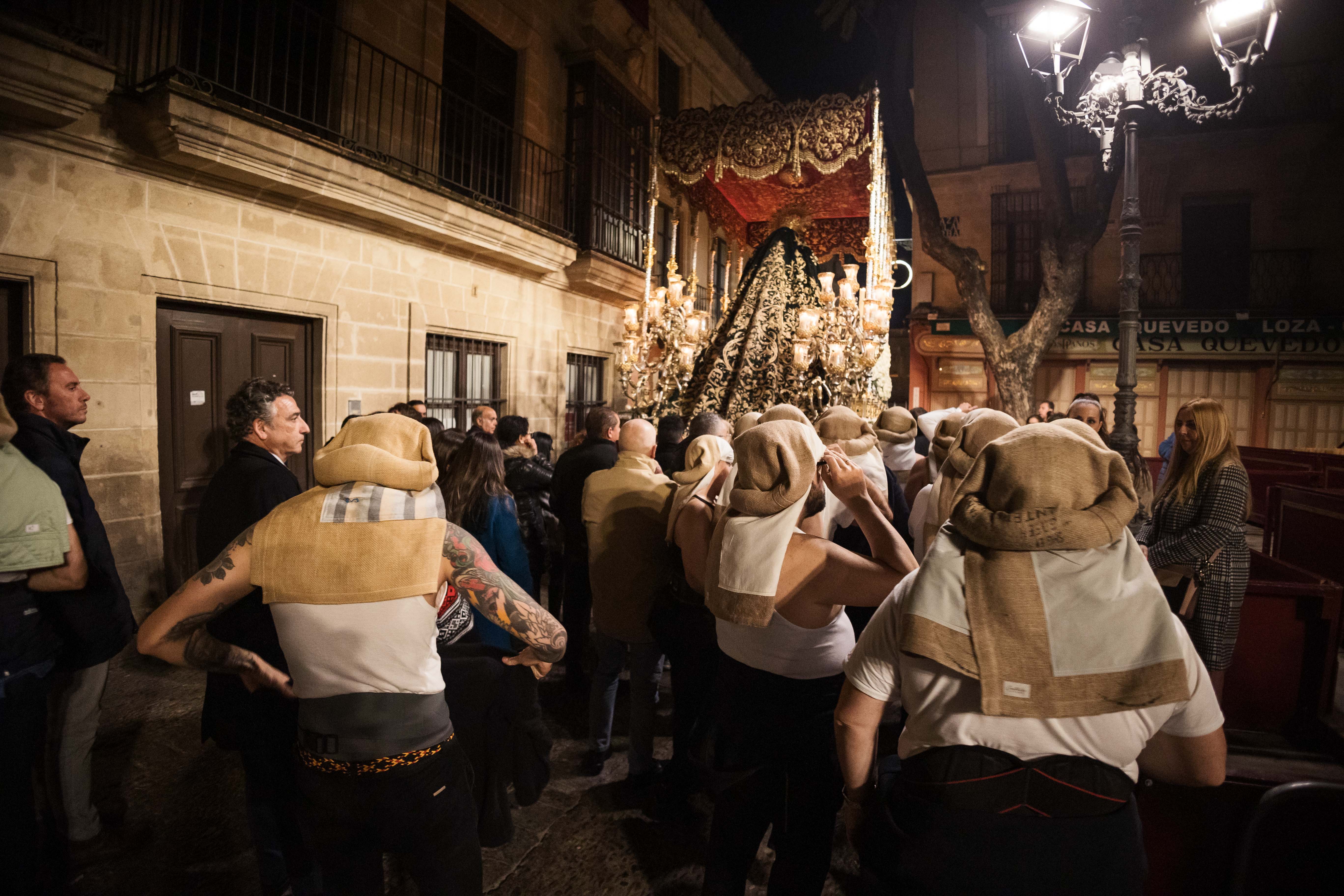 El palio de La Esperanza de las Cinco Llagas esta pasada Madrugada.    MANU GARCÍA