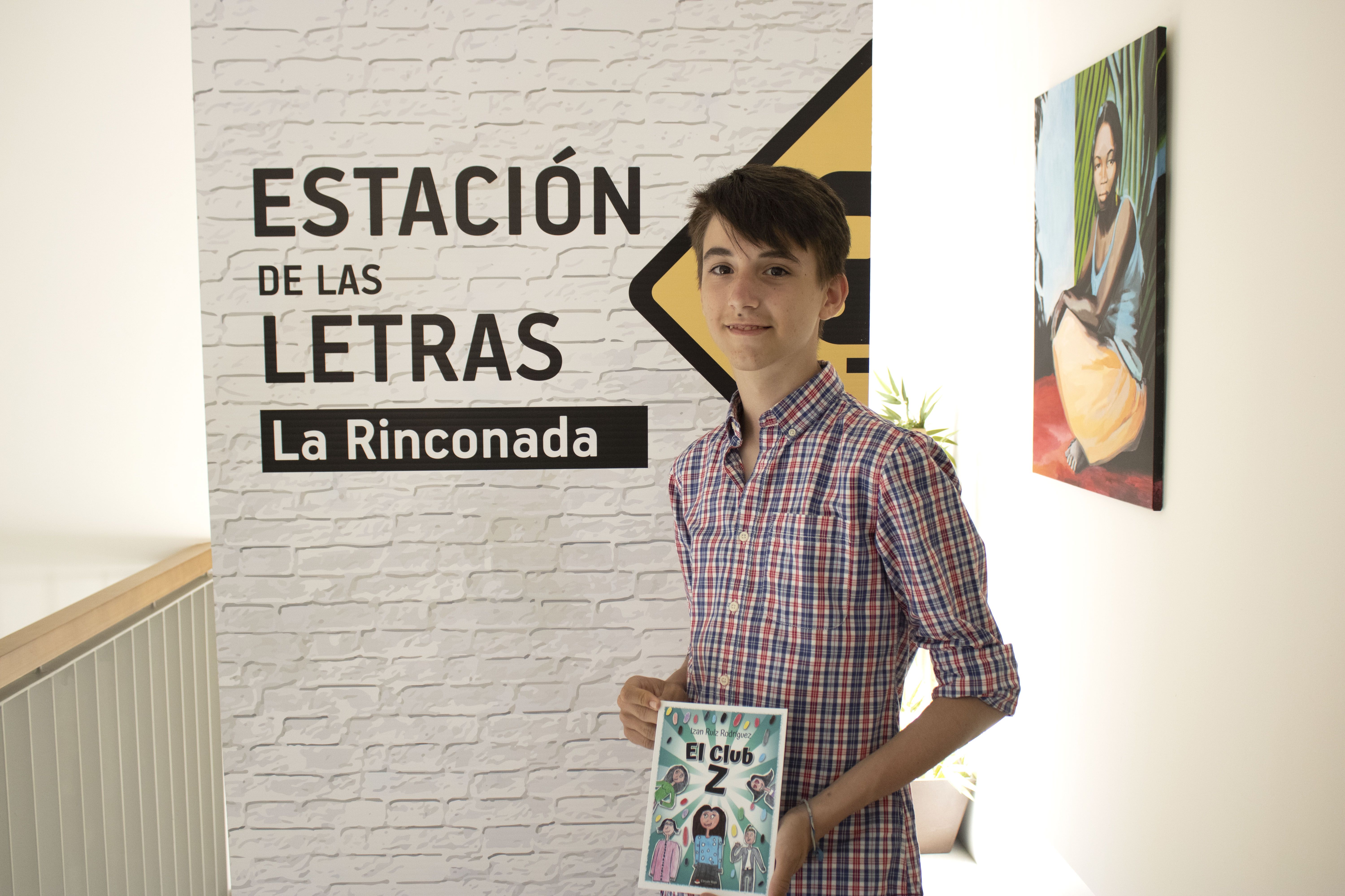 Izan Ruiz, el joven de Brenes con 15 años que tiene autismo y acaba de presentar su primera novela.