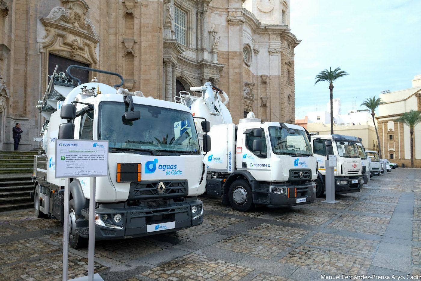 Los nuevos vehículos de Aguas de Cádiz, en la plaza de la Catedral.