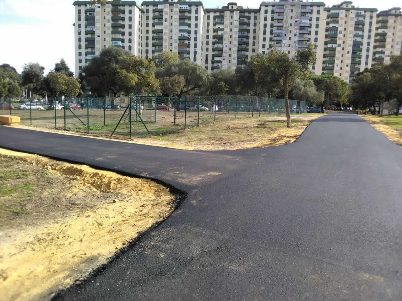 Caminos interiores del parque de Montealegre asfaltados.