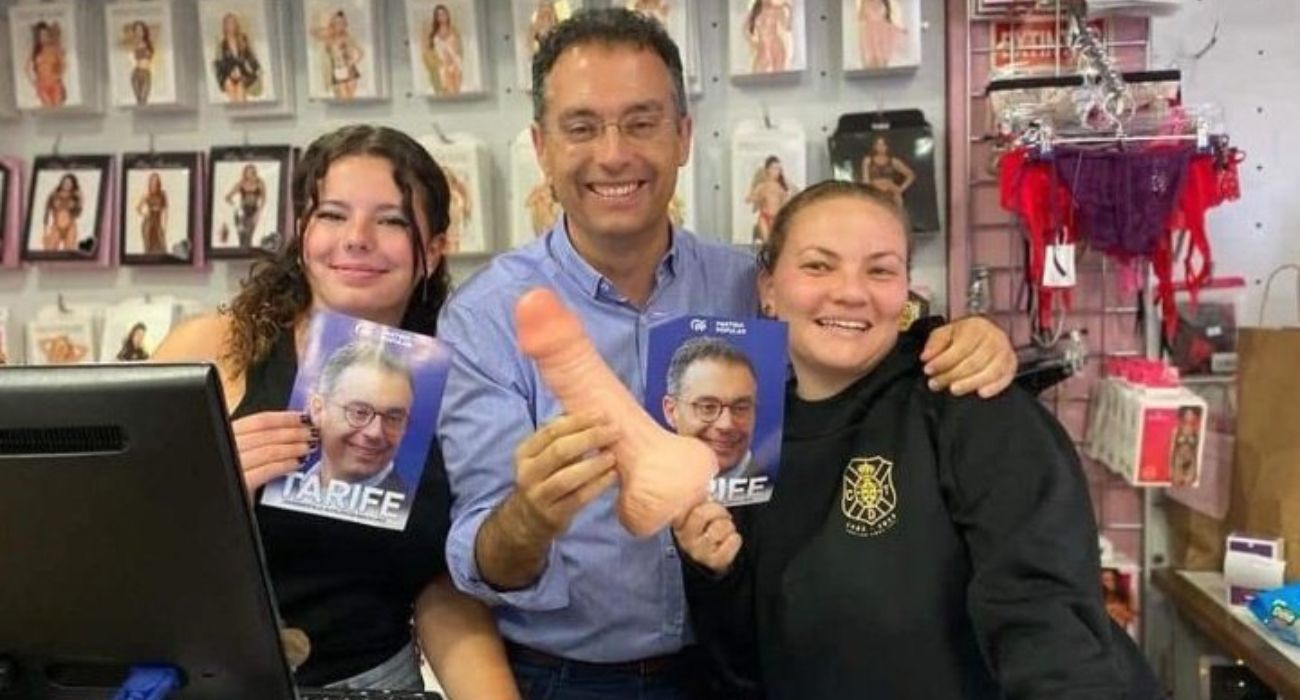 Precampaña en un sex shop y con un pene de goma en la mano: el polémico  posado de un candidato del PP