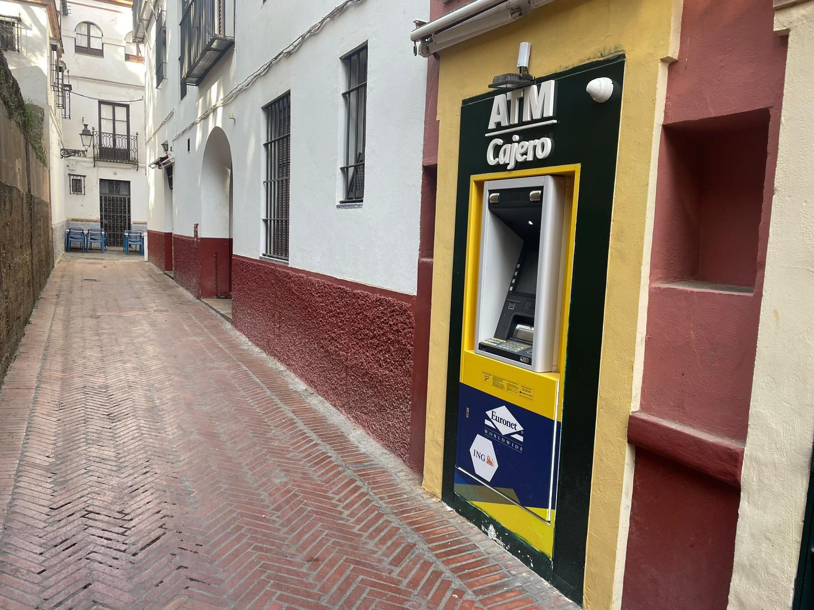 Imagen del cajero en el callejón del Agua. @sevillanosORG