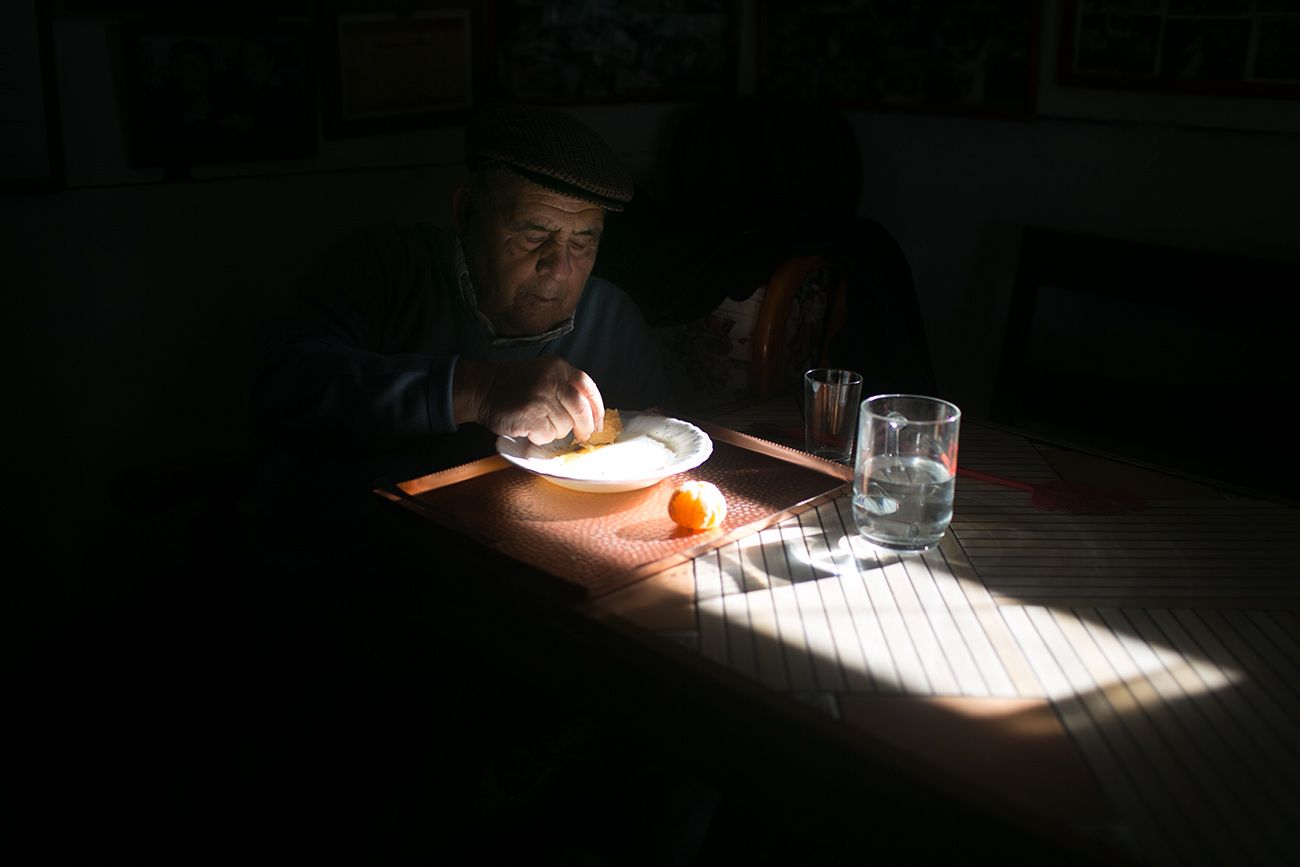 Antonio, propietario del 'Cerro del Arte', almorzando. Foto:Juan Carlos Toro