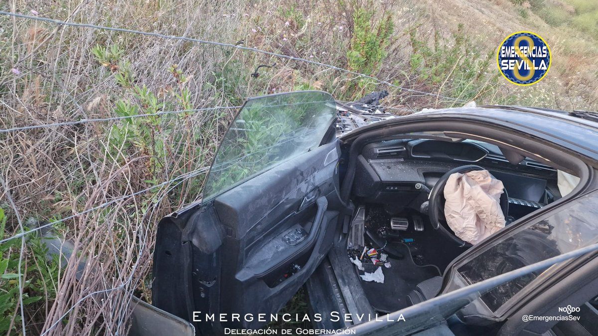 Coche estampado huyendo de la Policía en Sevilla.