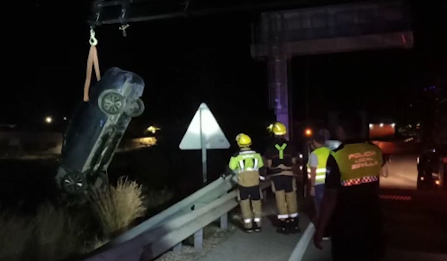 Una grúa, sacando el coche tras la persecución a 190 km/h.