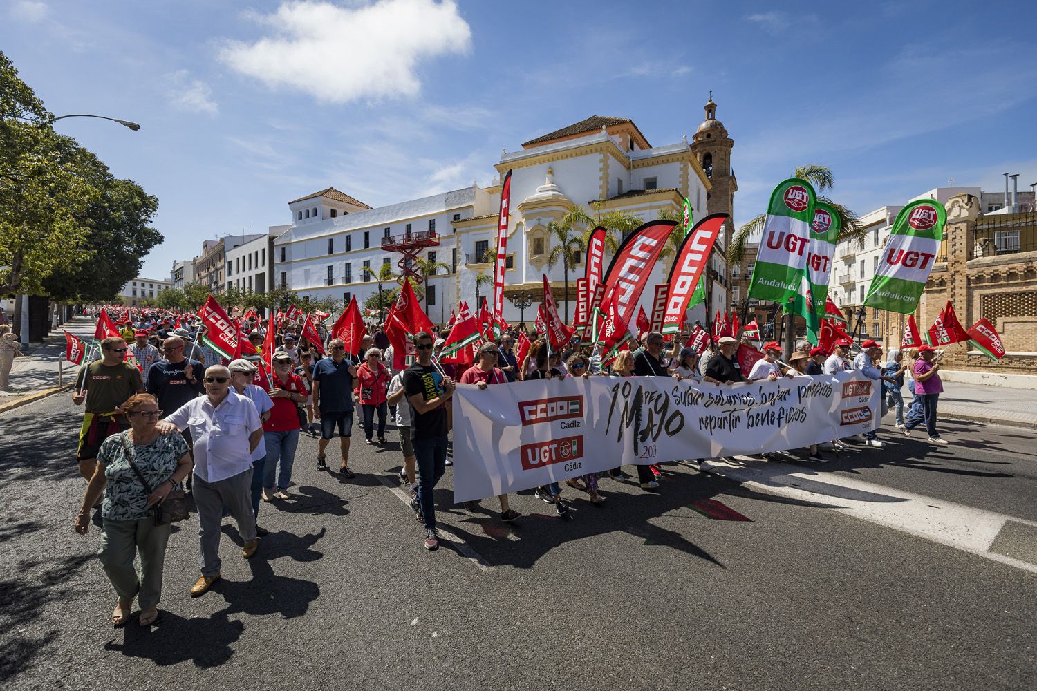 Un Primero de Mayo en Cádiz, con los sindicatos CCOO y UGT en primer plano.