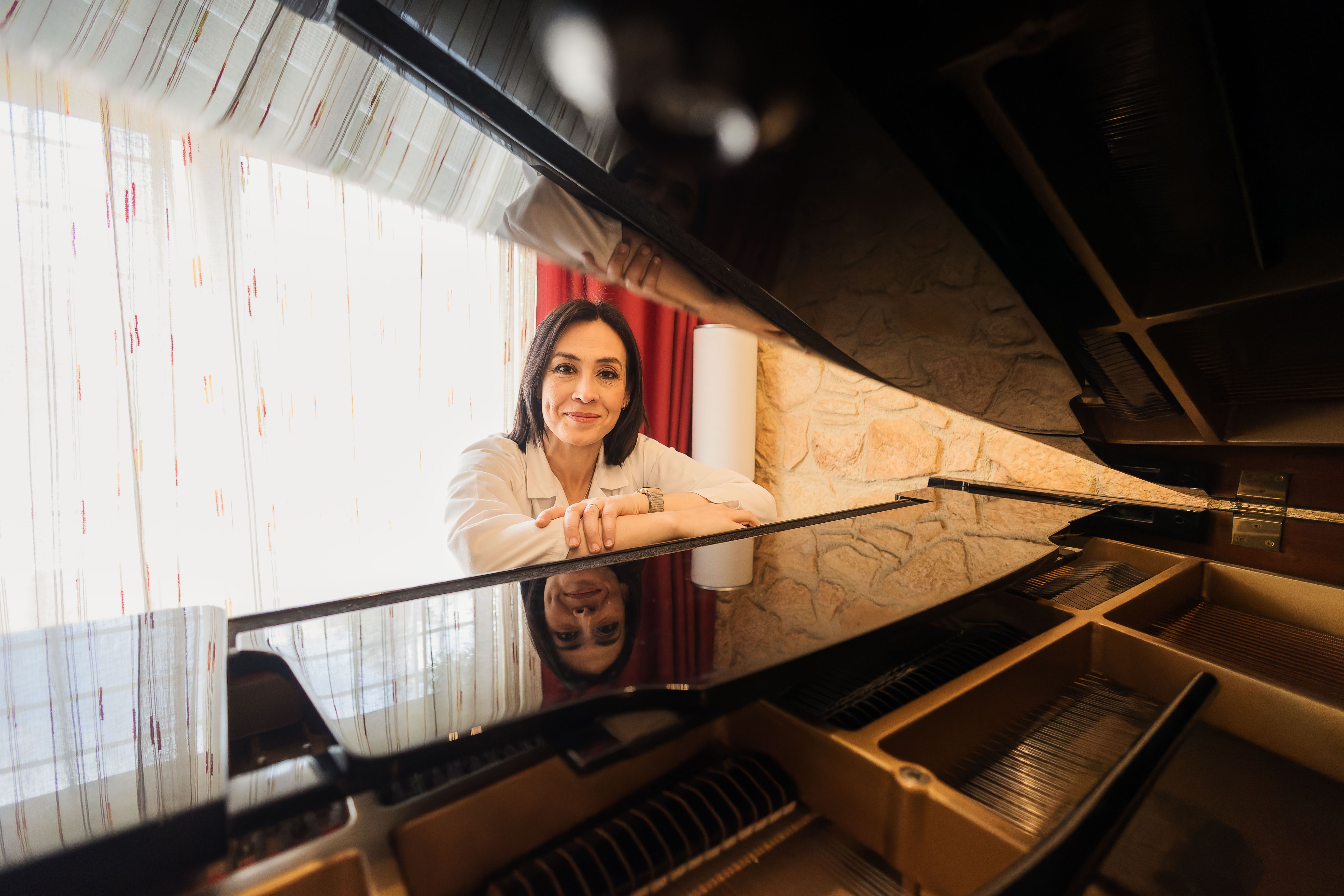 La maestra Elena López, delante de su piano. Candela Núñez