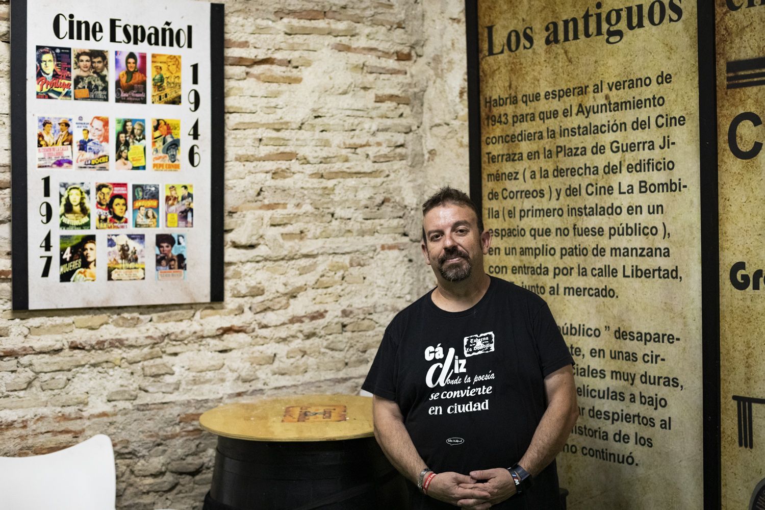 Ángel Sierra, de la taberna La Bombilla, en el acceso al cine de verano contiguo a su local.