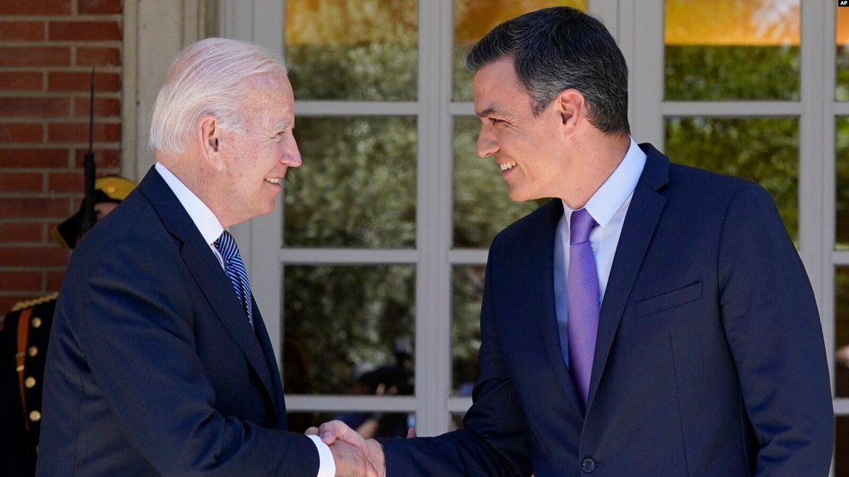 Rota mira en términos económicos la llegada de más militares. Joe Biden, presidente de Estados Unidos, saluda a Pedro Sánchez, presidente del Gobierno de España, en una visita a Moncloa, en una imagen de la Embajada de EEUU en España.