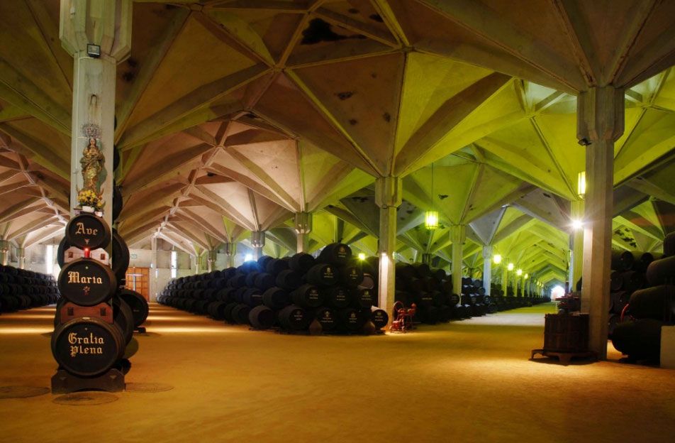 Interior de la bodega principal de Williams & Humbert, uno de los principales vinos andaluces.