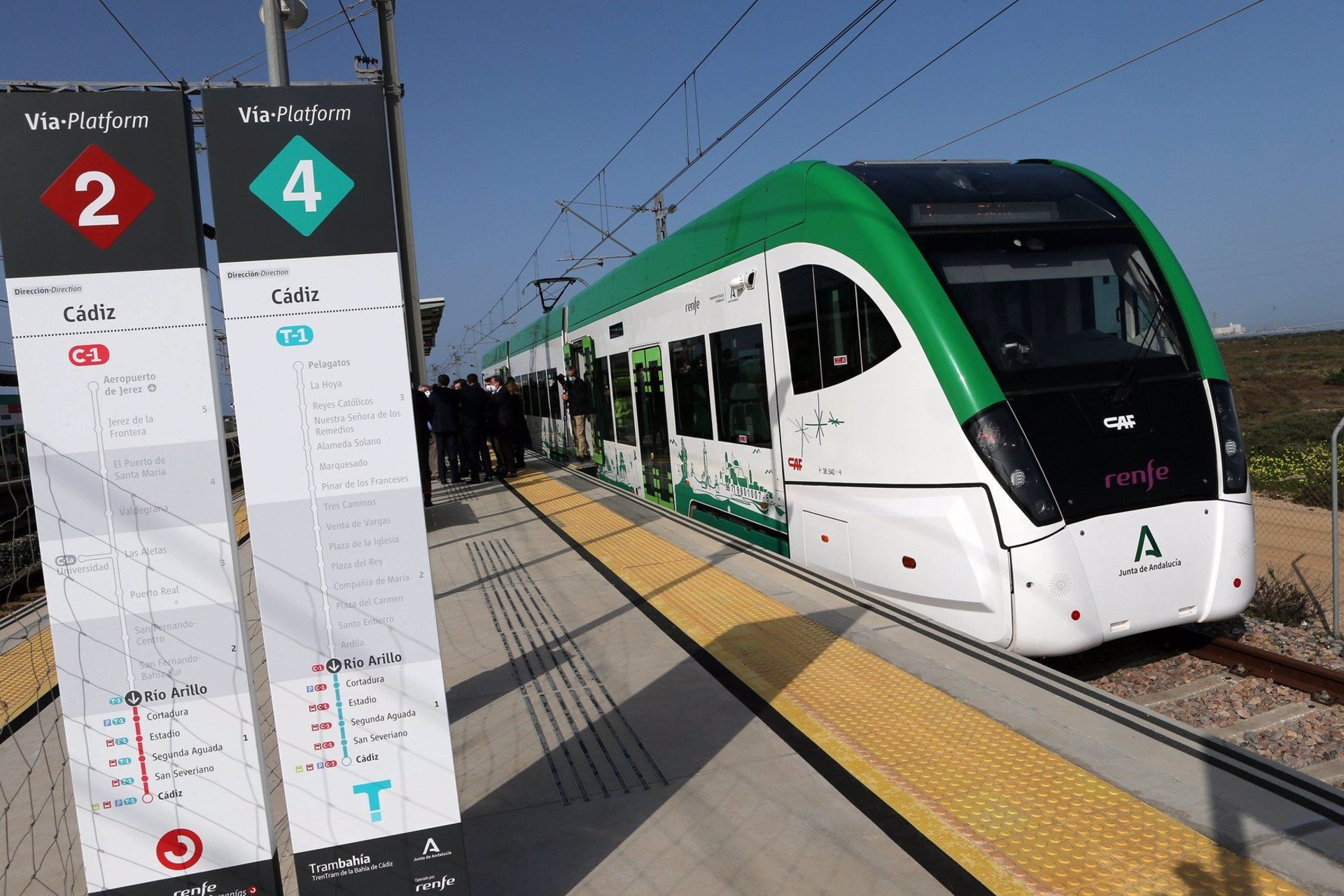 Cuatro millones de personas han usado el Trambahía. En la imagen, el tren en la parada del río Arillo.