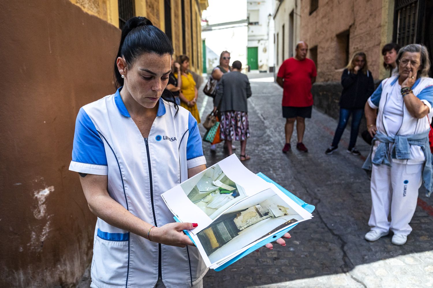 La afectada muestra una carpeta con fotos del deterioro y los desperfectos en su vivienda   GERMÁN MESA