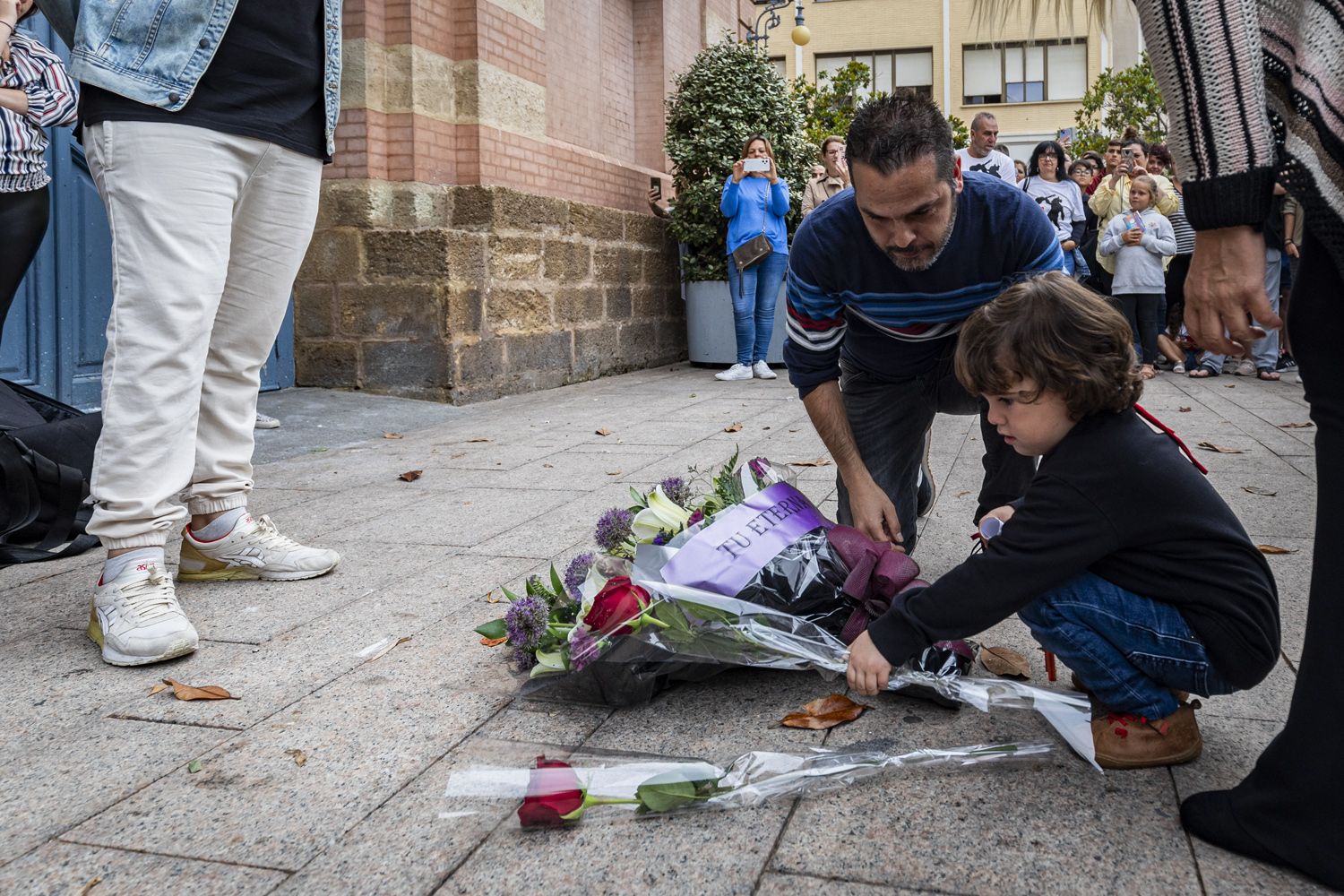 Silvio, hijo de Juan Carlos Aragón, deposita una rosa ante el Falla en un aniversario precedente.