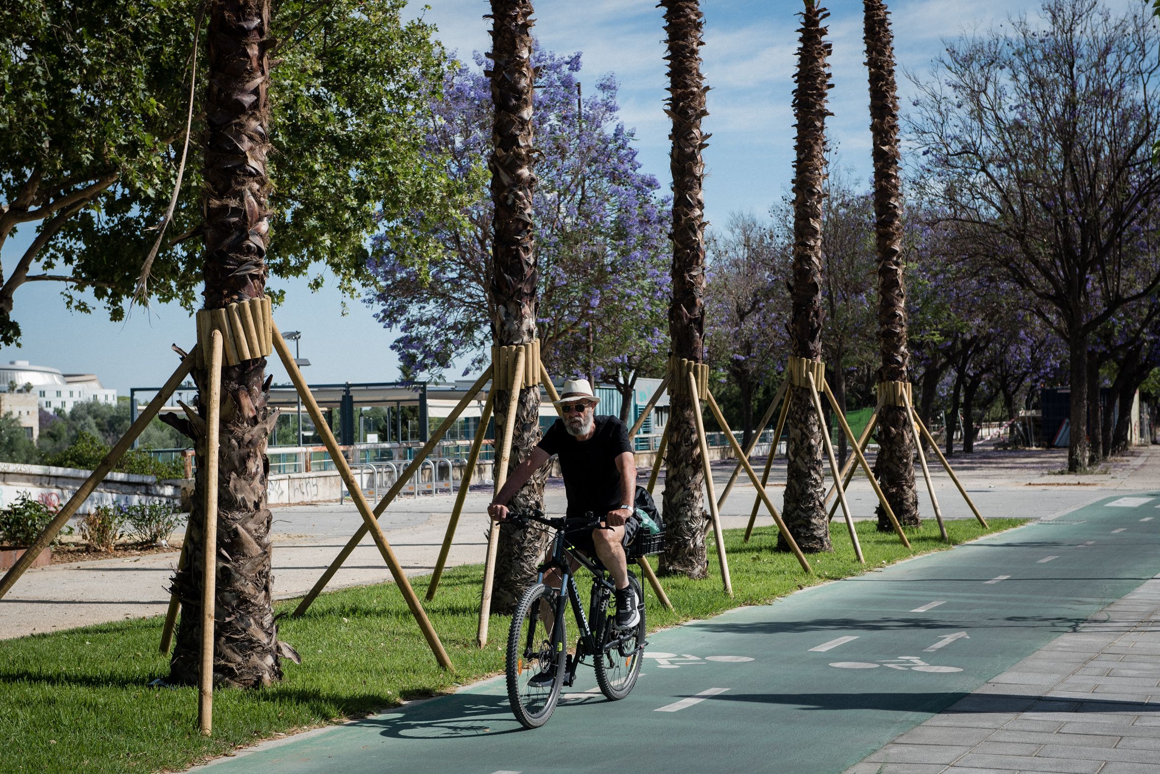 Un hombre circula por un carril bici de Sevilla en una imagen de archivo. 