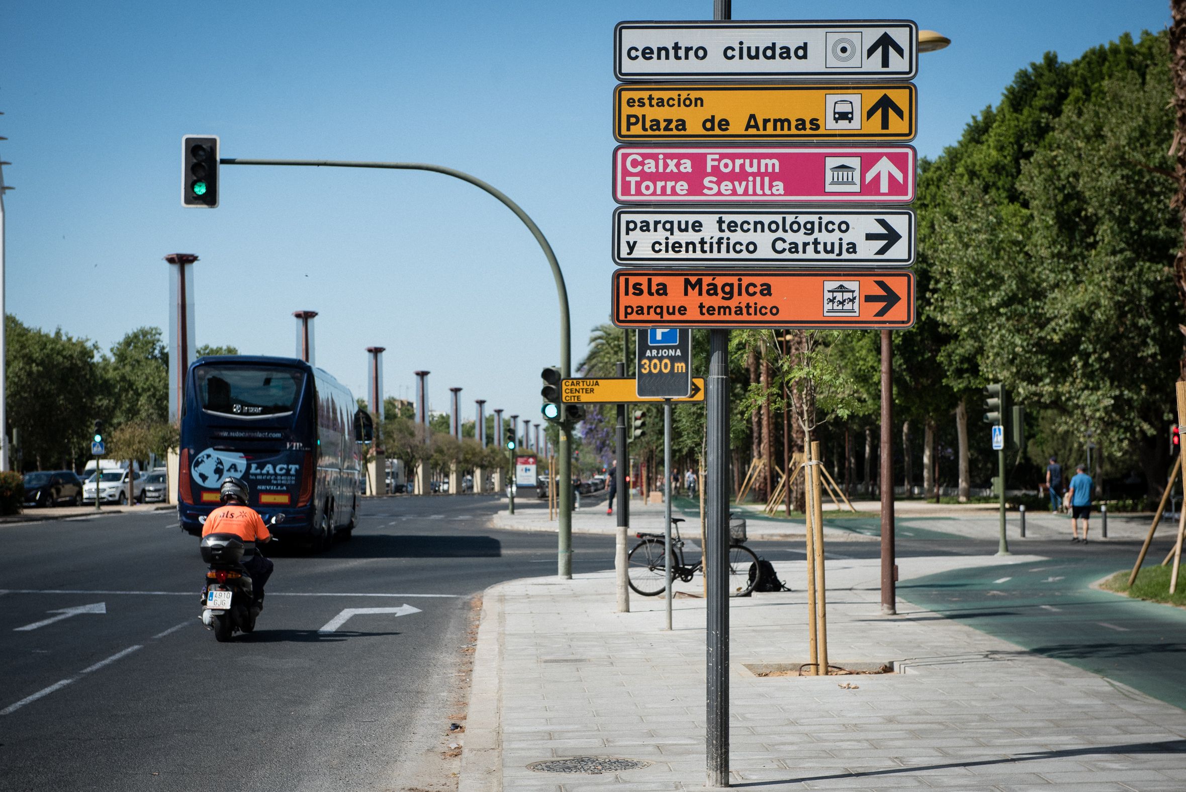 Una moto circula por Sevilla.