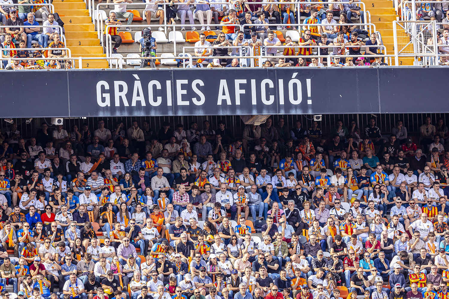 Aficionados del Valencia durante el partido de ayer.   @VALENCIACF