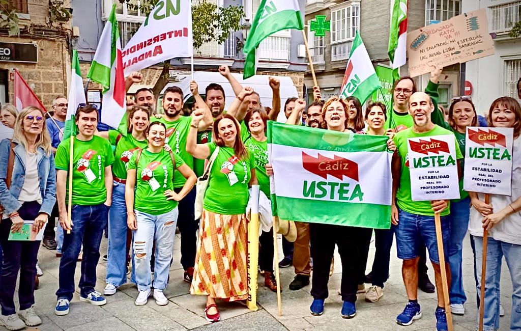 Interinos educativos de Andalucía en una fotografía de archivo de una protesta.