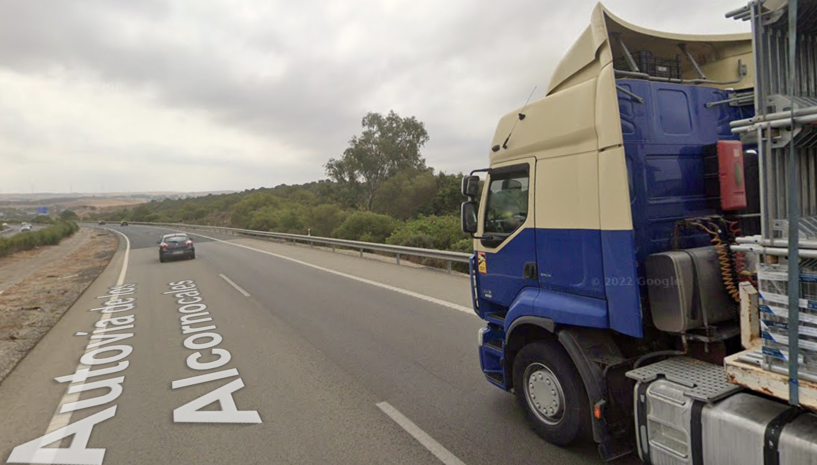 Un camionero y un vehículo en la A-381 en una imagen de Google Maps.