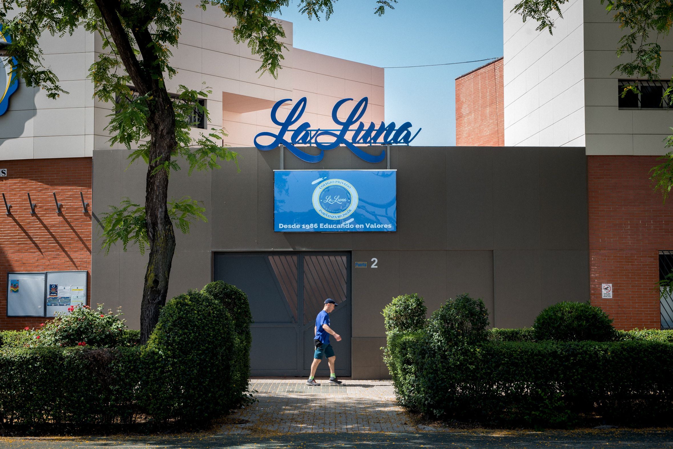 Fachada del colegio privado La Luna con un panel luminoso de 5.000 euros.