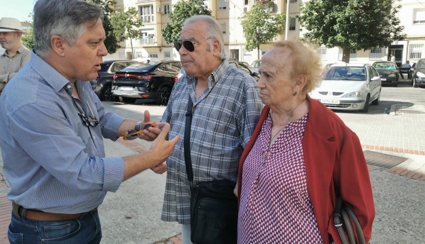 El portavoz municipal socialista Óscar Torres dialoga con vecinos de Cádiz en una imagen de archivo.