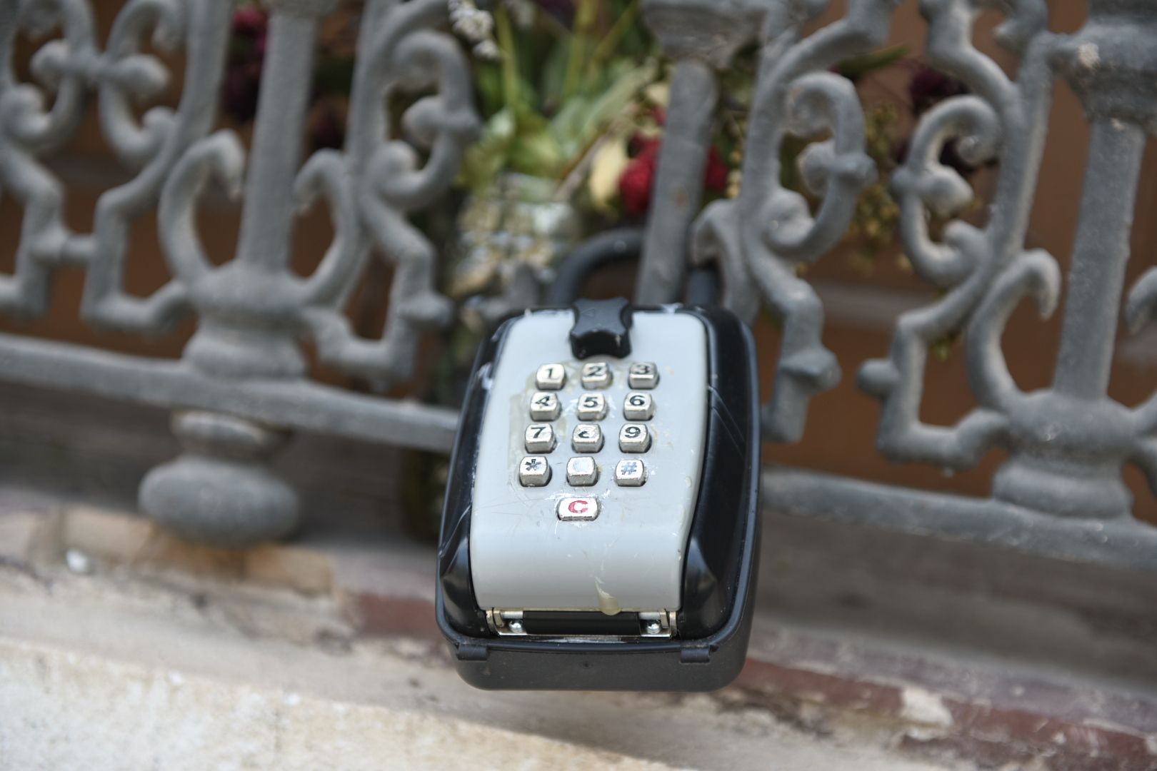 Un candado para guardar las llaves de un piso turístico en Sevilla. Los vecinos podrán prohibirlos.
