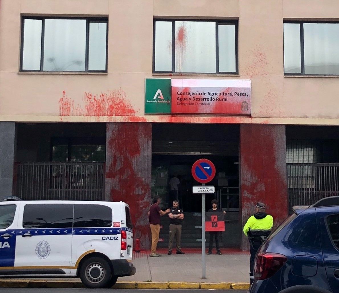 Activista tira pintura roja a la Delegación de Agricultura de Cádiz en defensa de Doñana. FUTURO VEGETAL