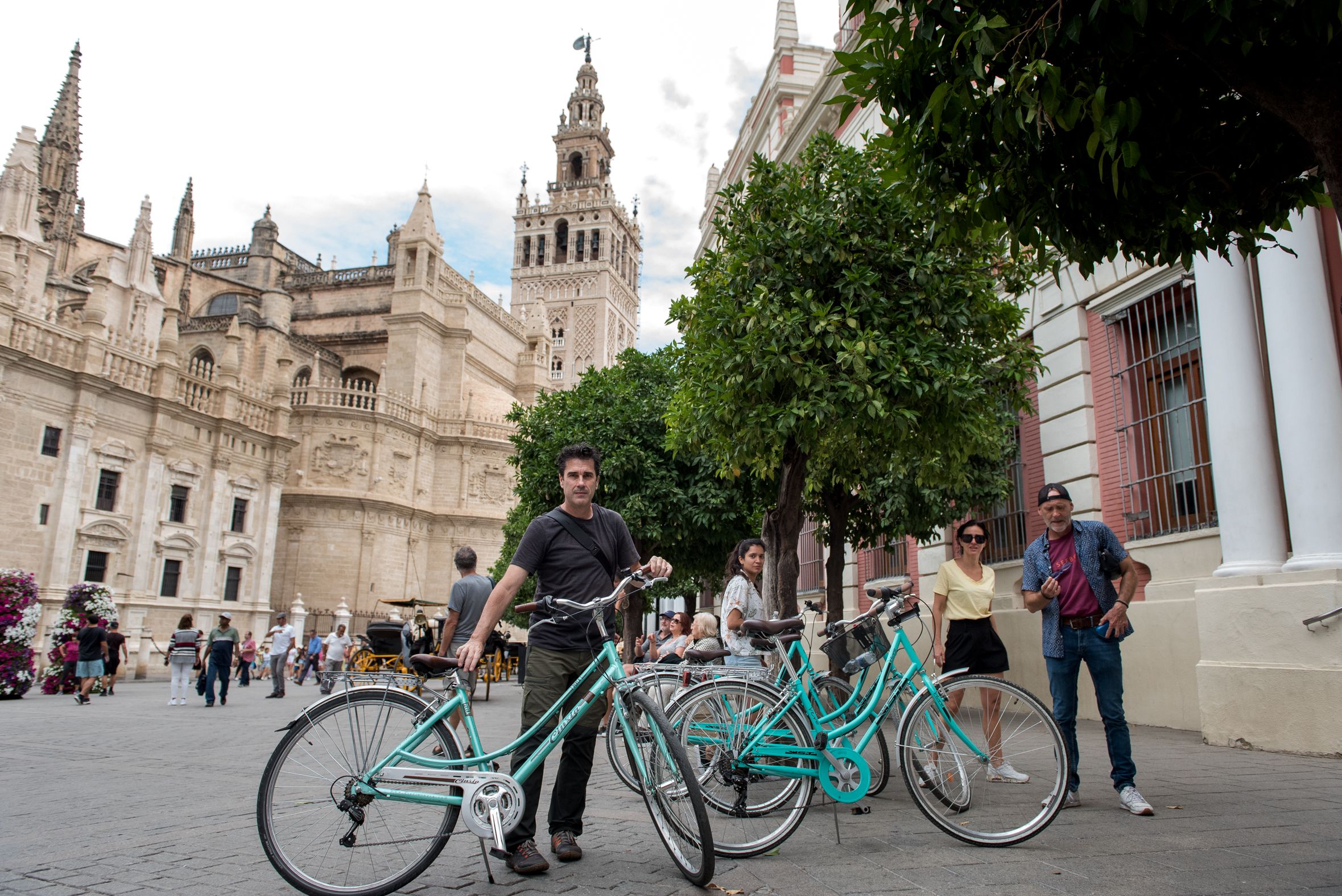 Imagen de la catedral de Sevilla rodeada de turistas.