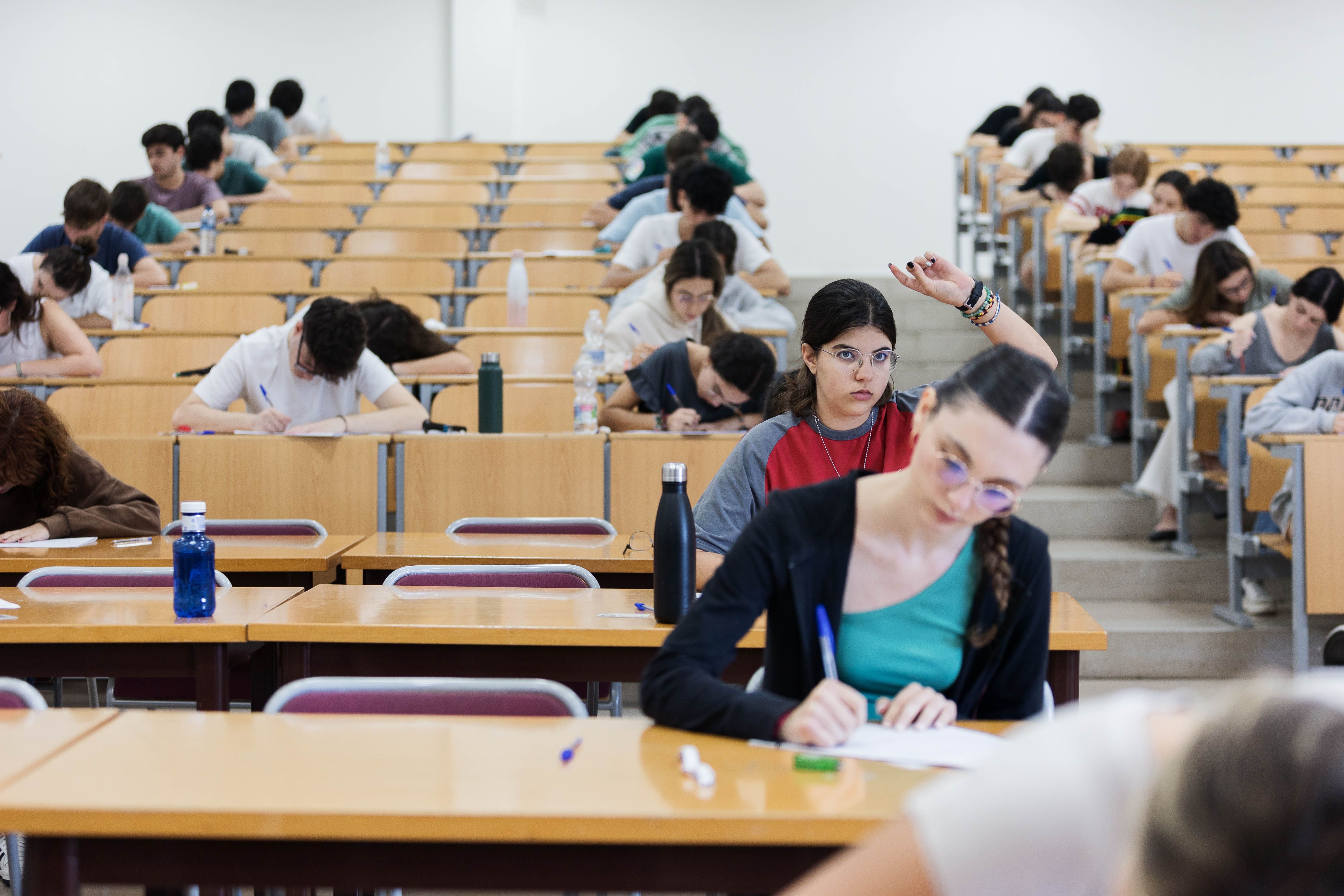 Varios estudiantes se examinan de la PEvAU en una edición pasada en la provincia de Cádiz.