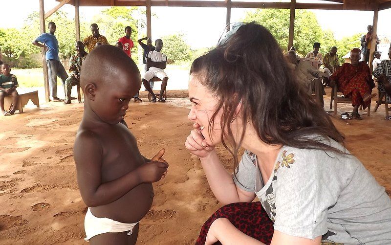 Lola Mento, con un pequeño, en Costa de Marfil.