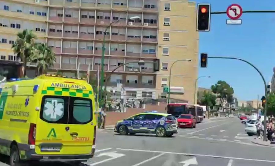 La ambulancia, trasladando a la mujer a la UCI del Hospital Virgen del Rocío.