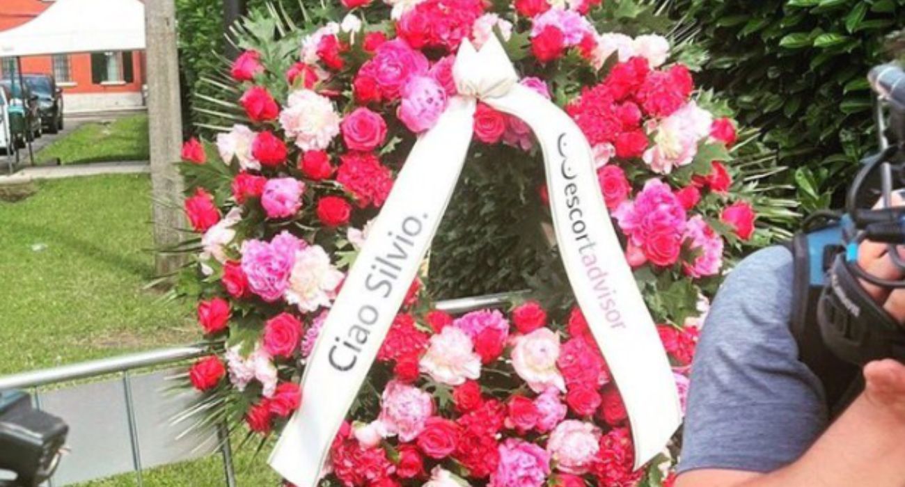 La polémica corona de flores enviada al funeral de Silvio Berlusconi.