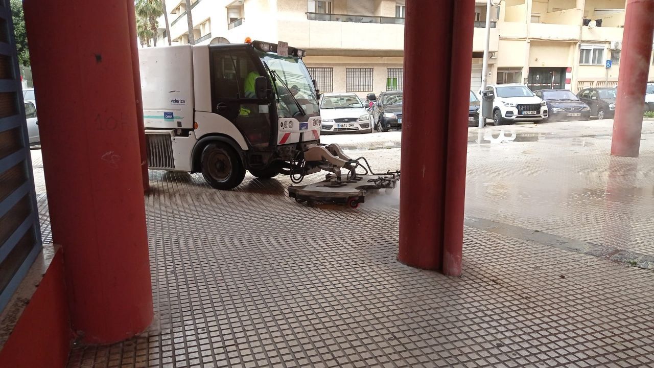 Vehículo del servicio de limpieza de la ciudad de Cádiz.