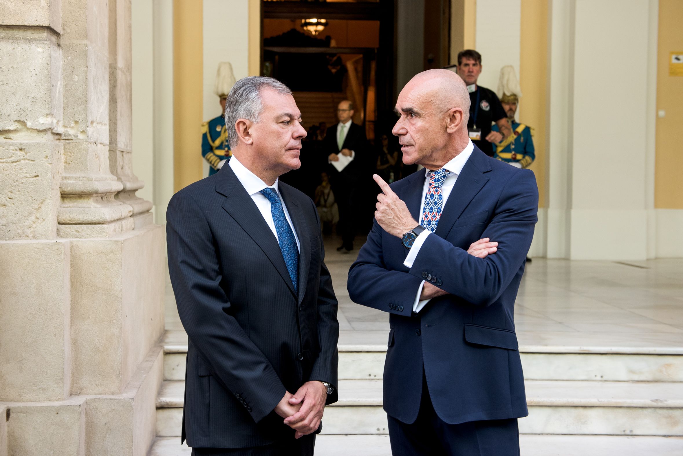 José Luis Sanz y Antonio Muñoz, alcalde y exalcalde de Sevilla, en una imagen de ambos en la investidura en junio.