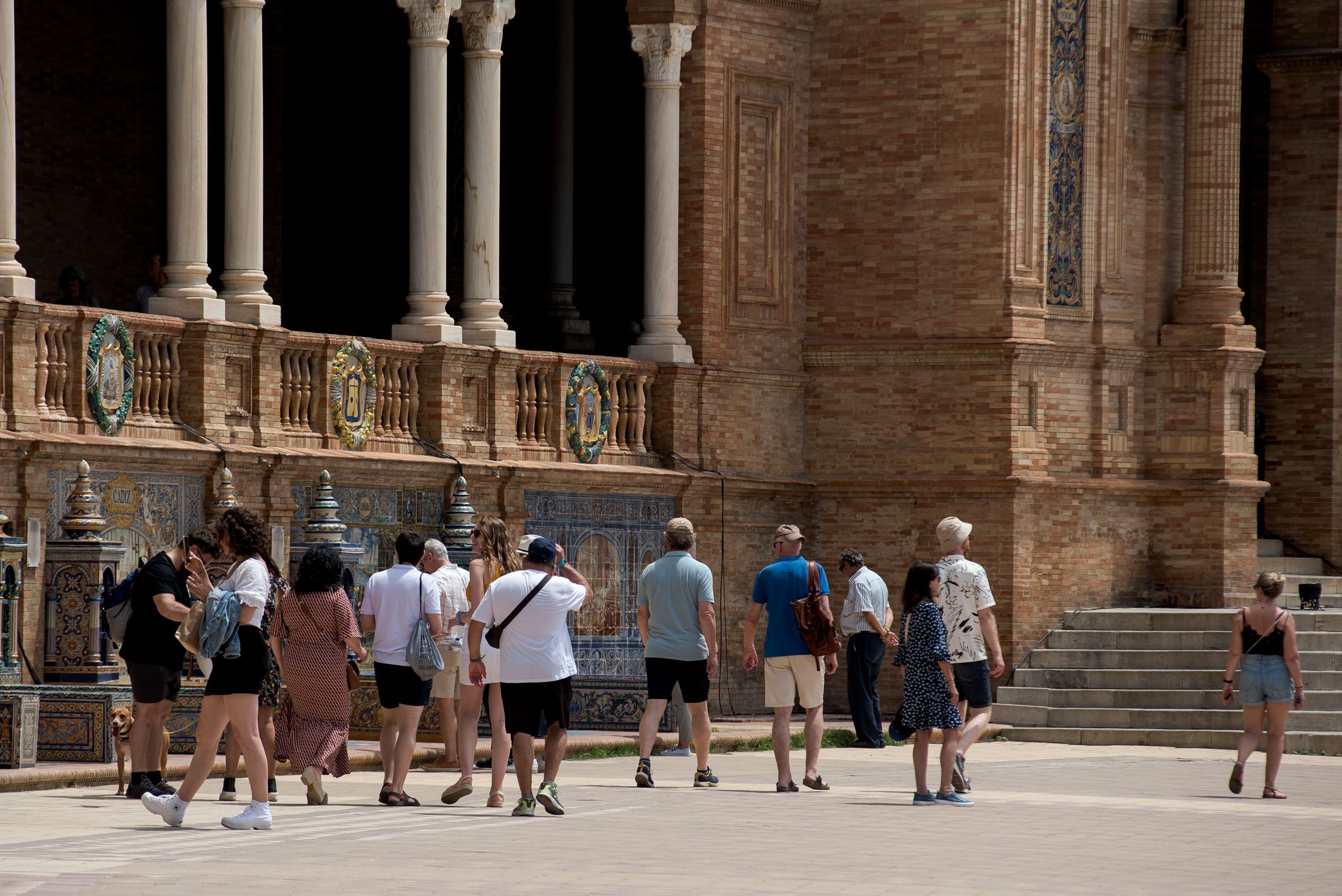 Varios turistas paseando por la Plaza de España de Sevilla. La Junta vuelve a rechazar la tasa turística.