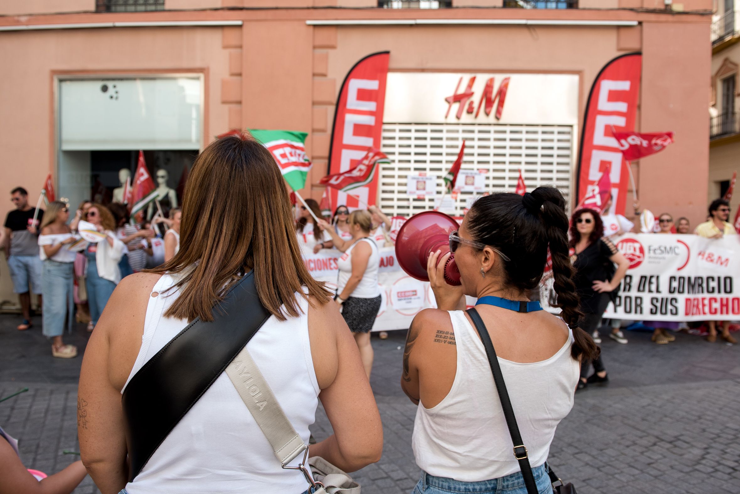 Imagen de la concentración de las trabajadoras de H&M en Sevilla.