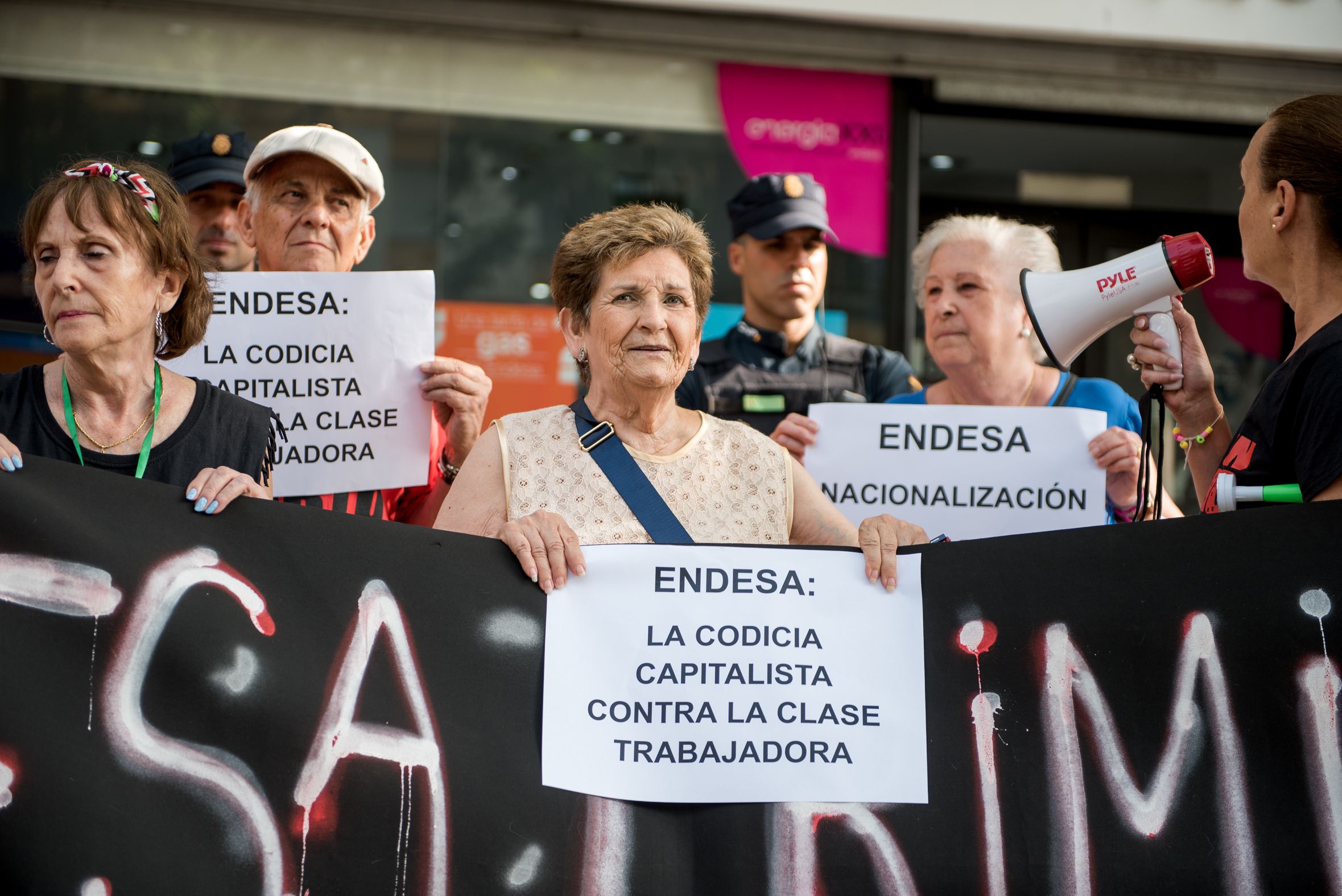 Una protesta de vecinos afectados por los cortes de luz en Sevilla.