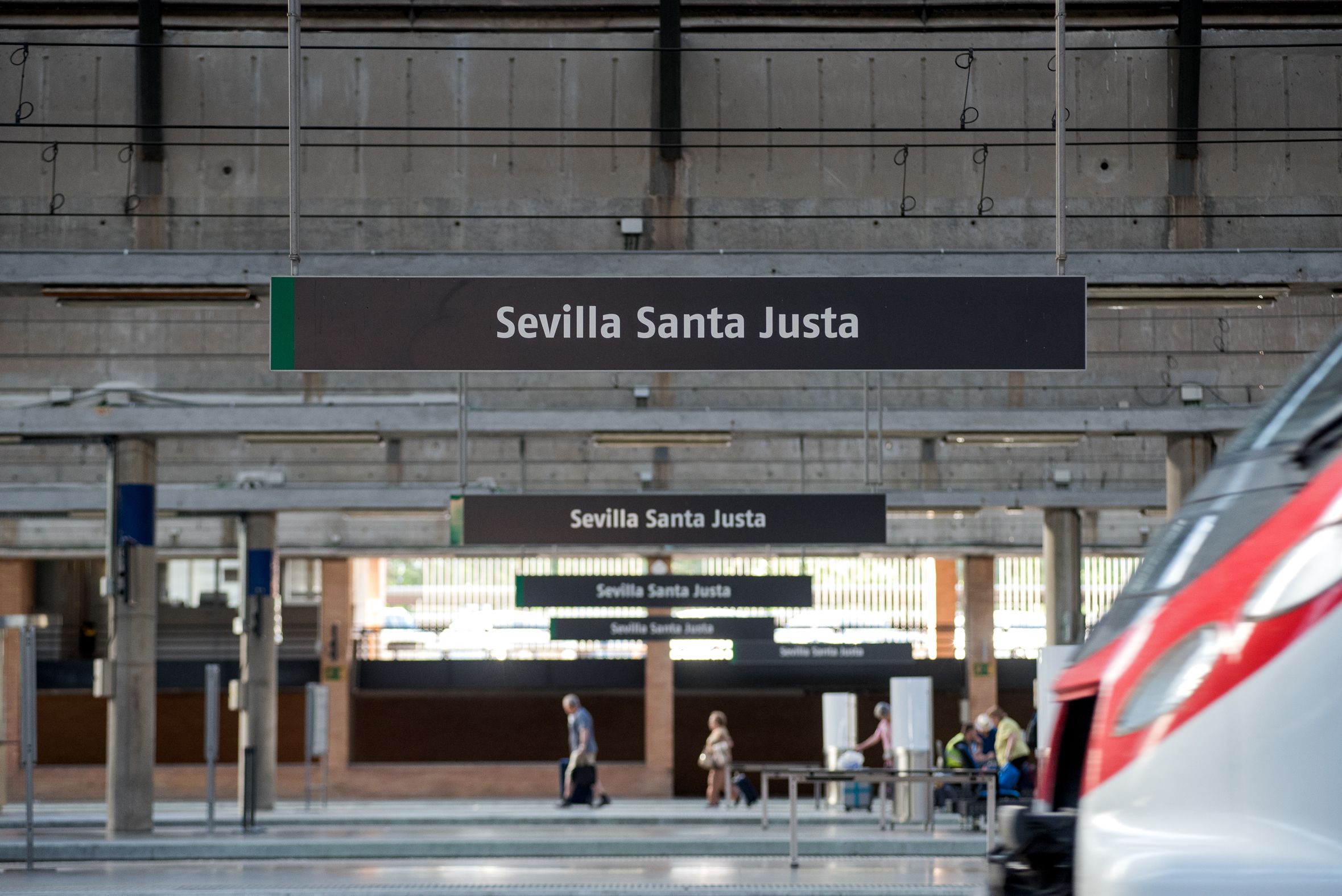 Viajeros en los andenes de Sevilla Santa Justa, la estación del AVE en la capital andaluza.