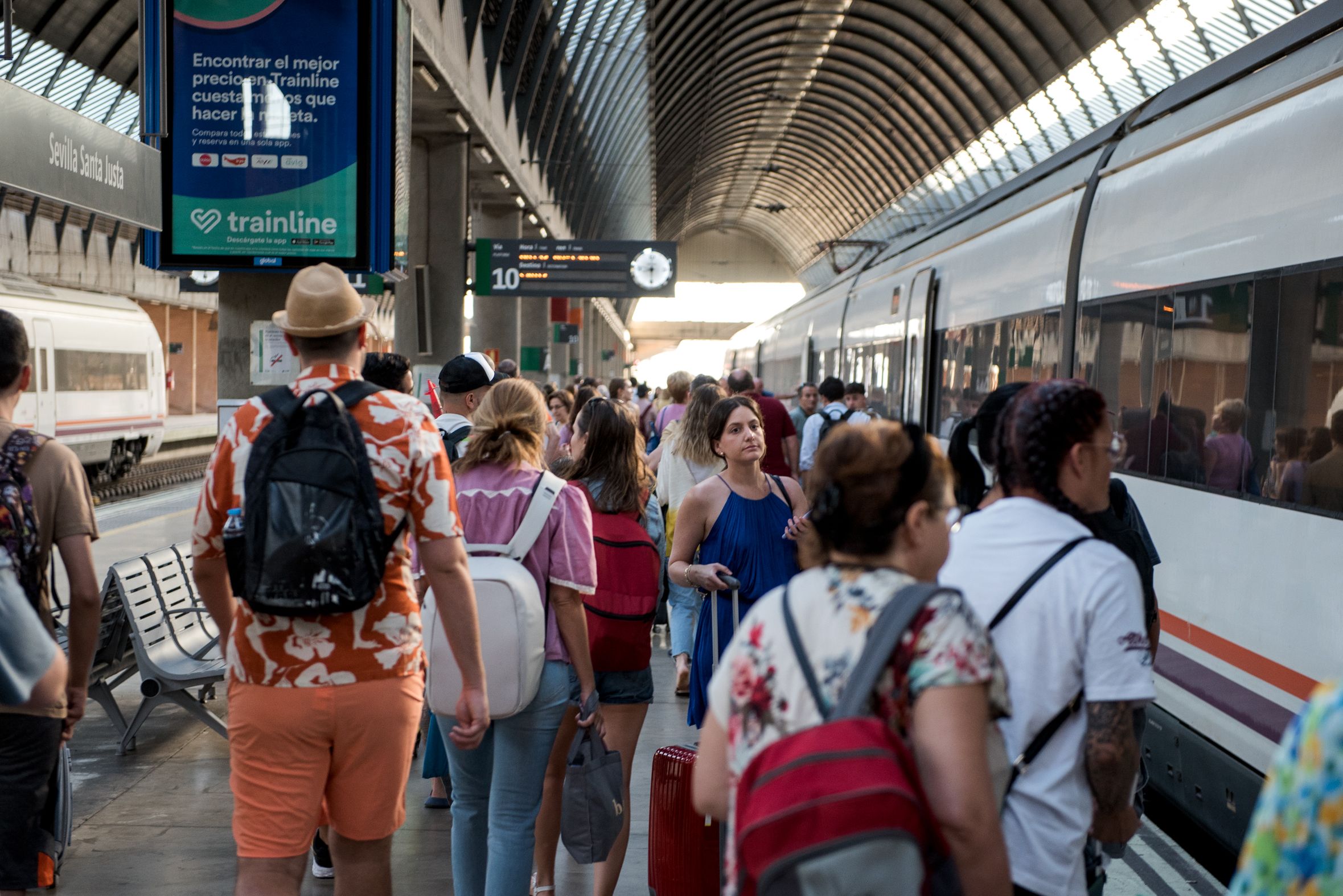 Viajeros de tren en la estación Santa Justa de Sevilla.