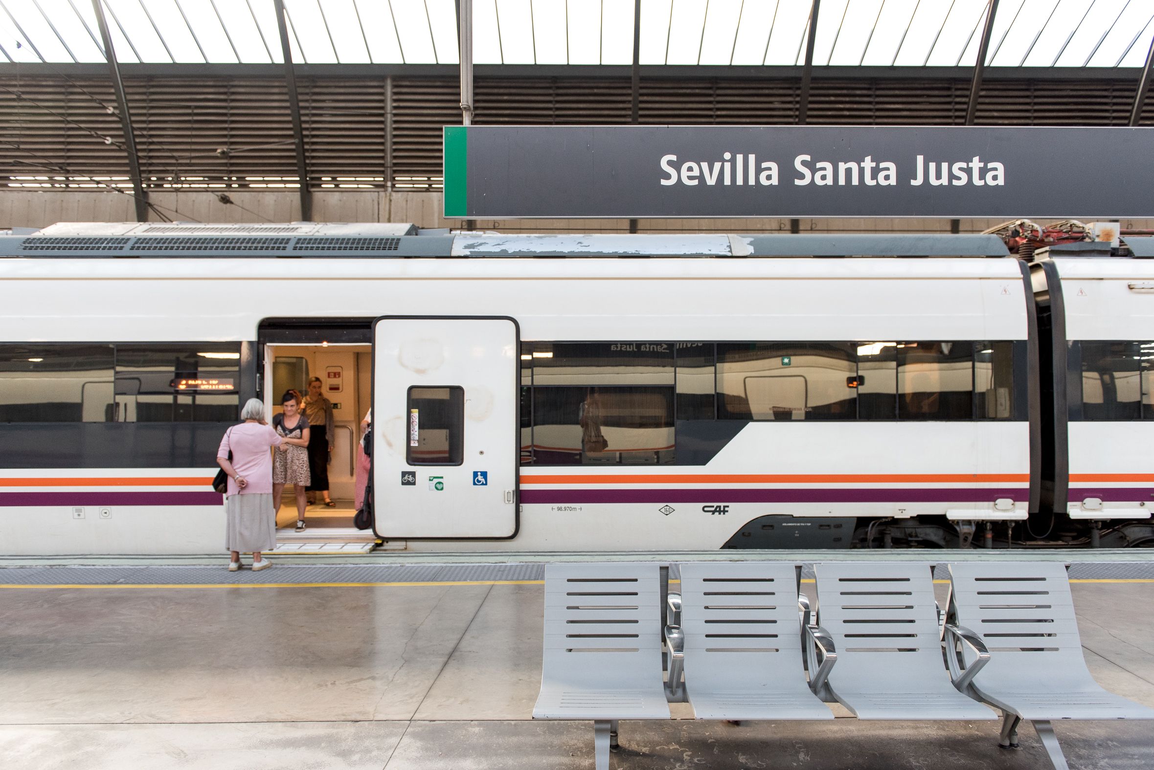 Un tren en Santa Justa, que conecta directamente con Huelva.