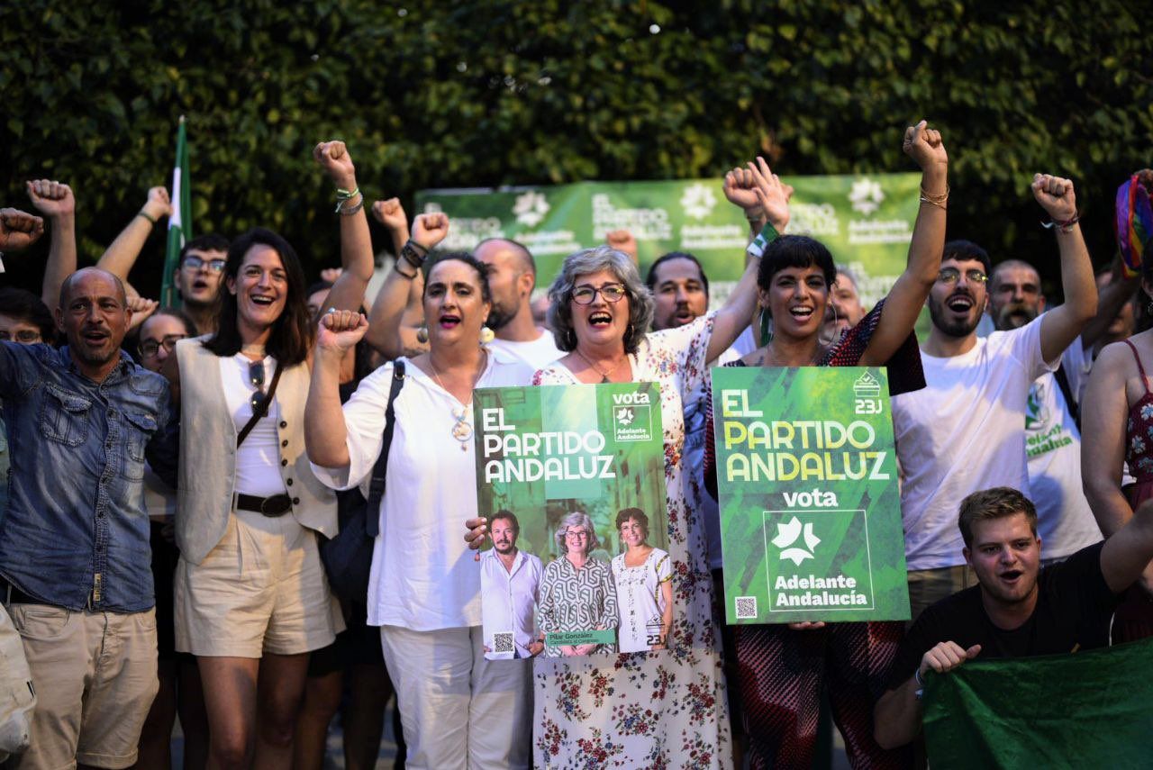 Pilar González, candidata de Adelante Andalucía por Cádiz, con Teresa Rodríguez y miembros del partido.
