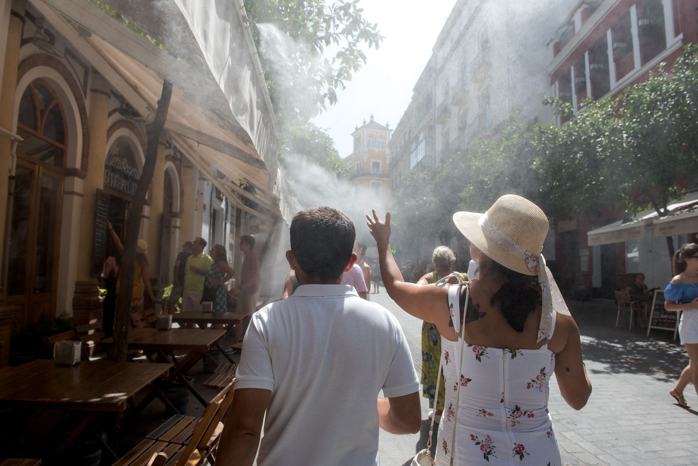 Varias personas pasean durante una ola de calor en Andalucía.