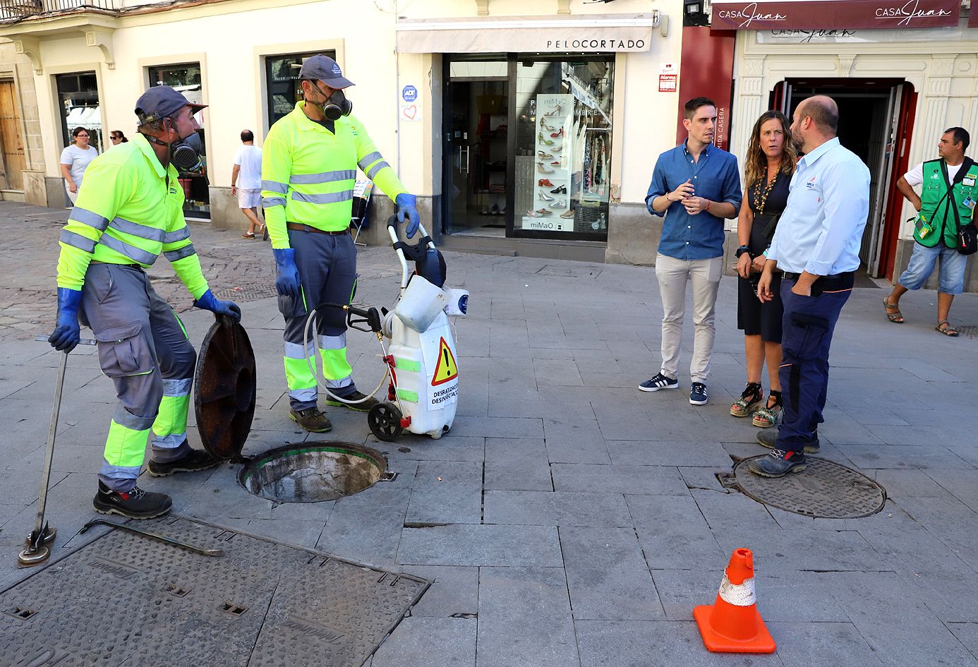 El teniente de alcaldesa del Ayuntamiento de Jerez, Jaime Espinar, supervisa las tareas contra las ratas.