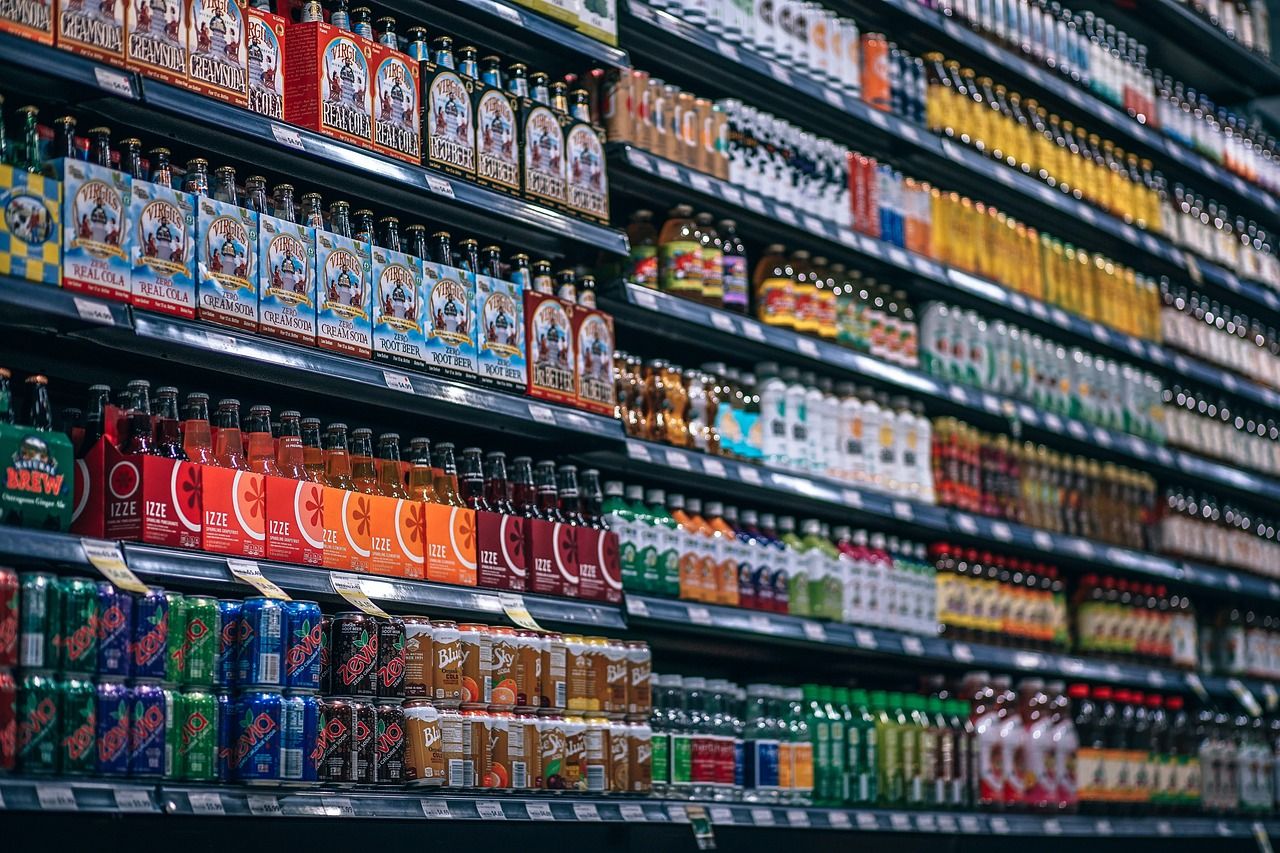 Un estante de bebidas, algunas con edulcorantes, en un supermercado.