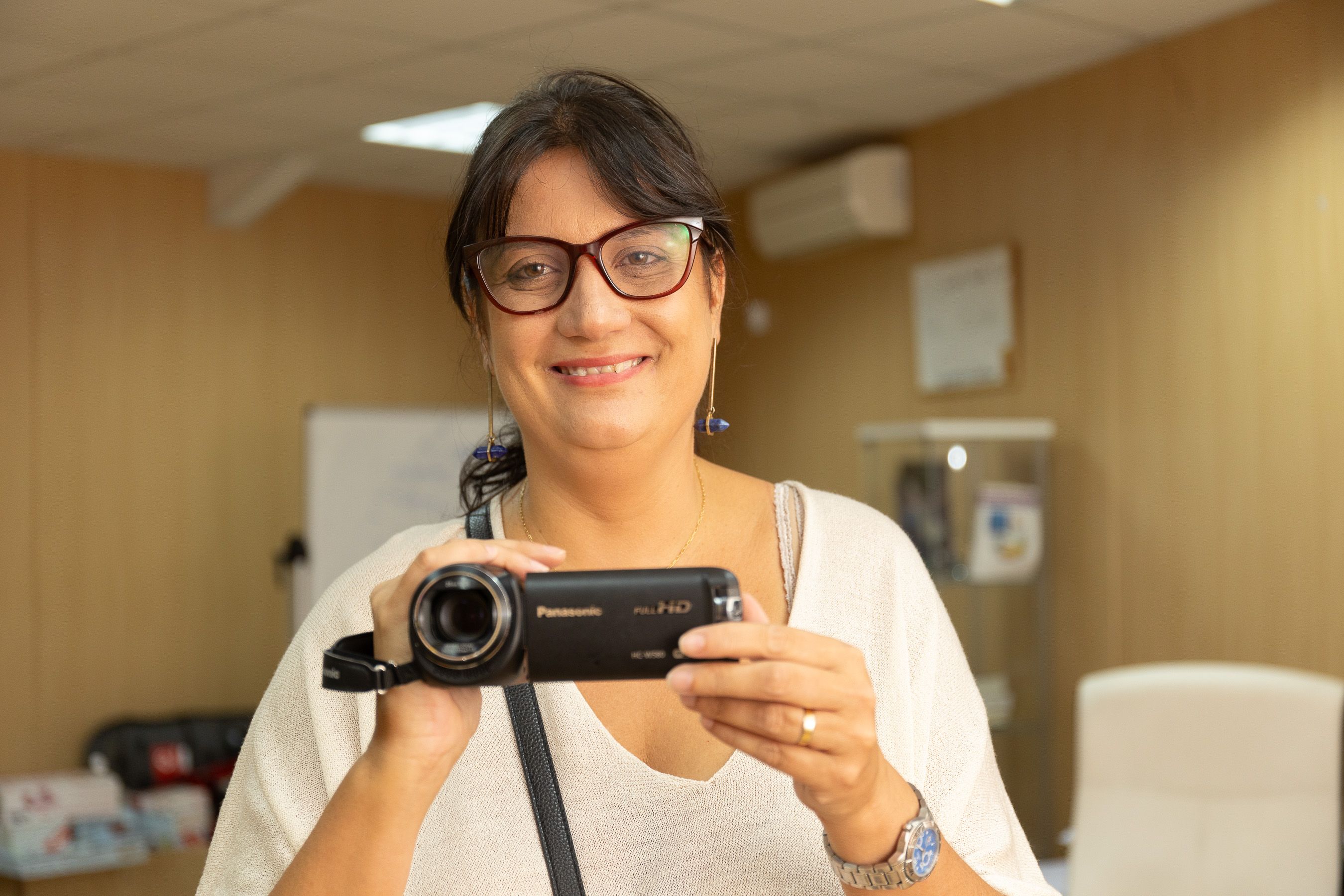 Raquel Menacho, detective privada, con su cámara de vídeo.